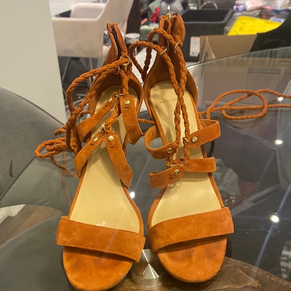 Marciano heels in a size 7.5 - Picture 3 of 4